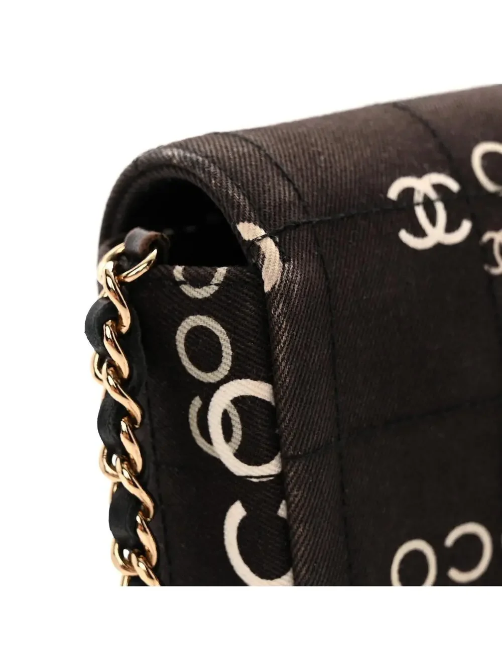CHANEL indulge timeless
